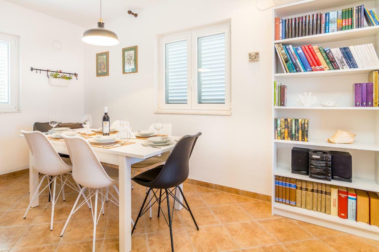Apartment "On The Beach" Trogir Eksteriør bilde