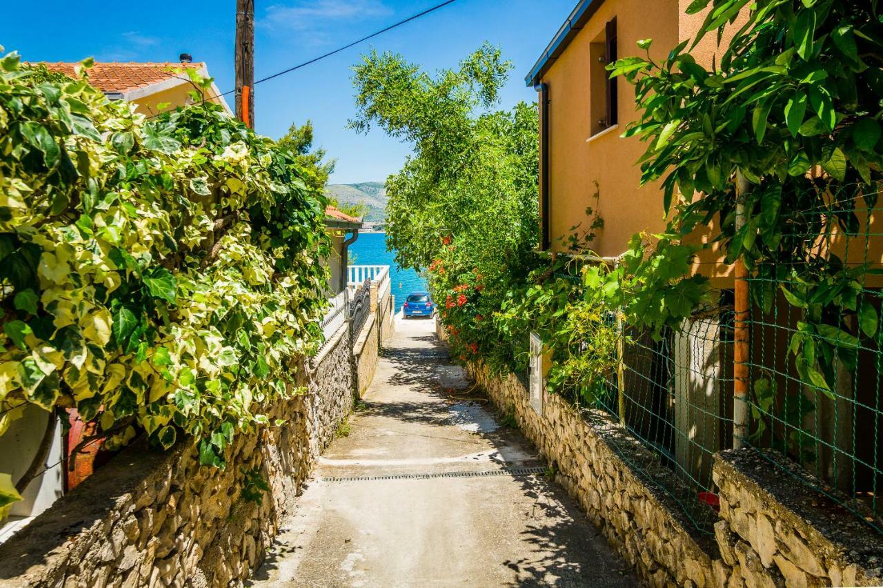 Apartment "On The Beach" Trogir Eksteriør bilde