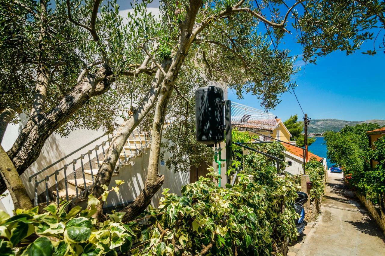 Apartment "On The Beach" Trogir Eksteriør bilde
